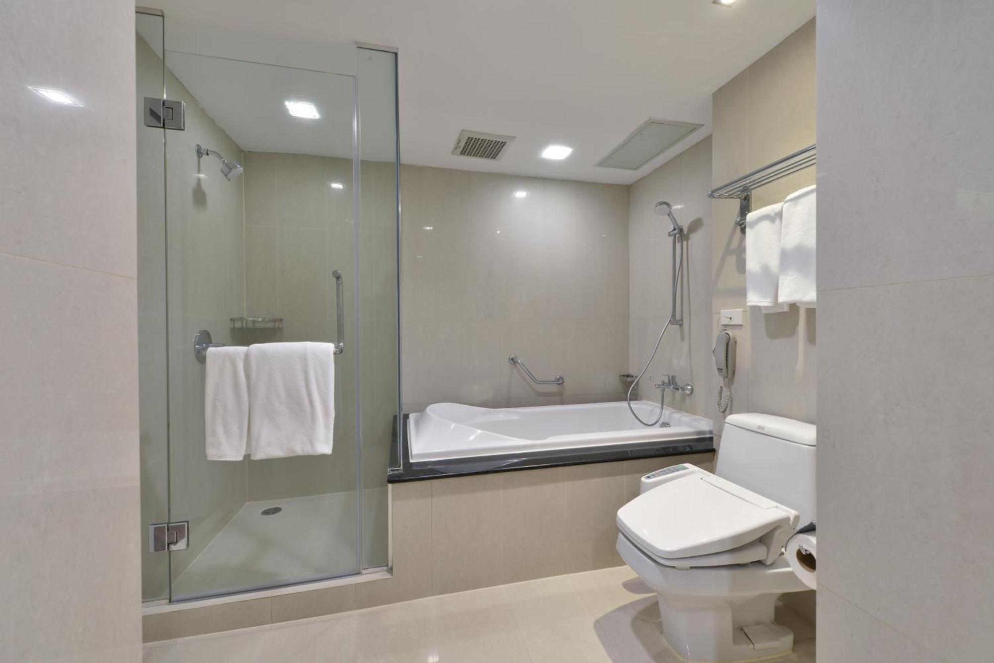 Отель Centre Point Sukhumvit Thong-Lo Бангкок Экстерьер фото